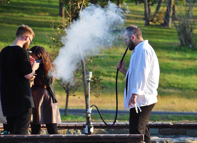 Na párty se vodní dýmka hodí. 