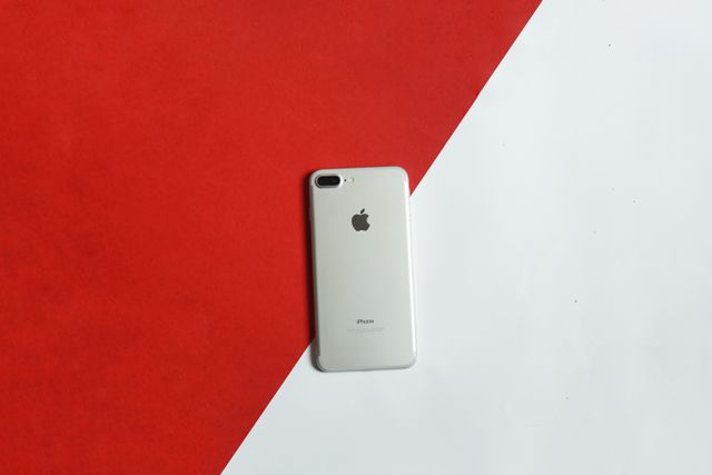 iPhone na stole
